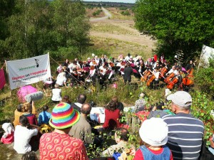 Antimilitaristisches Konzert mit Blick in die Heide (Foto: Lebenslaute)