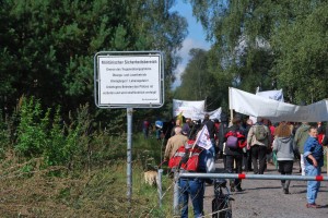 Militärgebiet betreten: Lebenslaute und ZuhörerInnen biegen vom Friedensweg auf den Truppenübungsplatz ab (Foto: Rosa Heide)