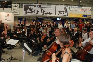Konzertaktion von Lebenslaute im Terminal des zivil-militärischen Flughafens Halle-Leipzig