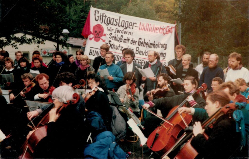 Text des Banners:
Giftgaslager - tödliche Gefahr
Wir fordern:
Schluss mit der Geheimhaltung
Schutz der Bevölkerung