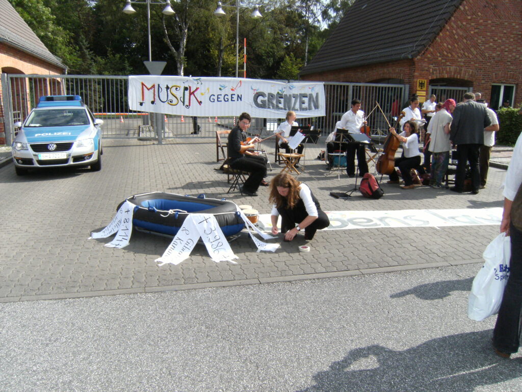 Ein Schlauchboot symbolisiert die Flucht