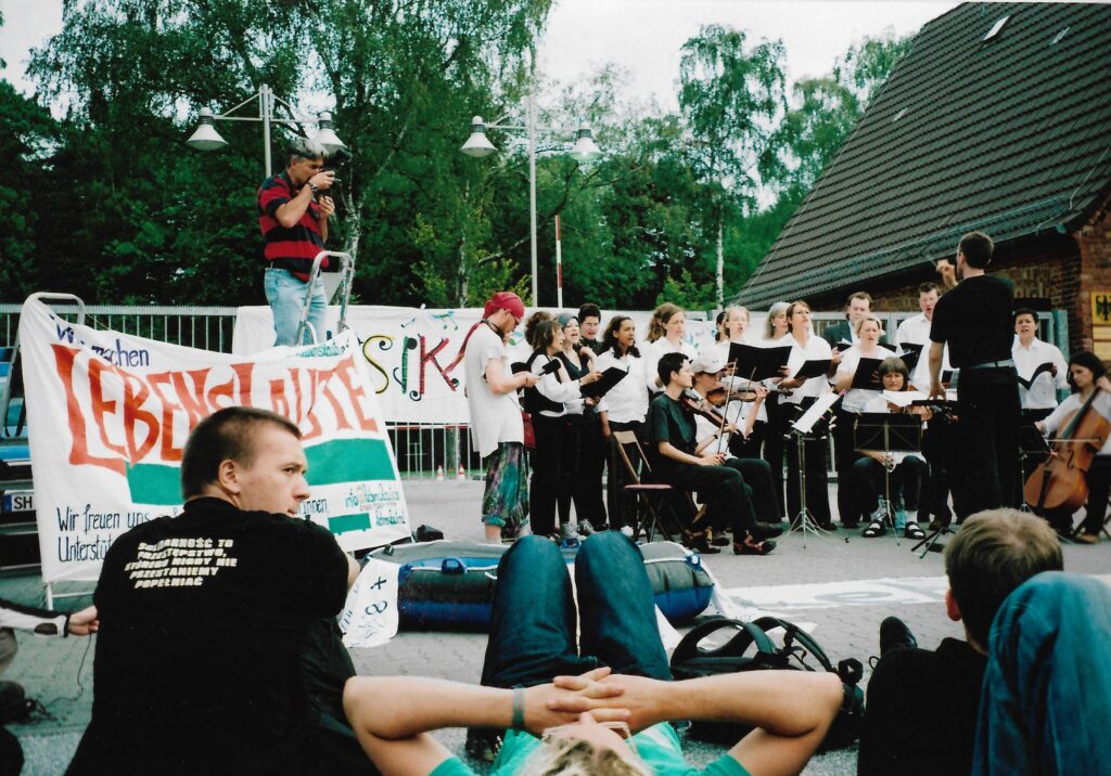 Lebenslaute vor der Polizeiakademie Lübeck