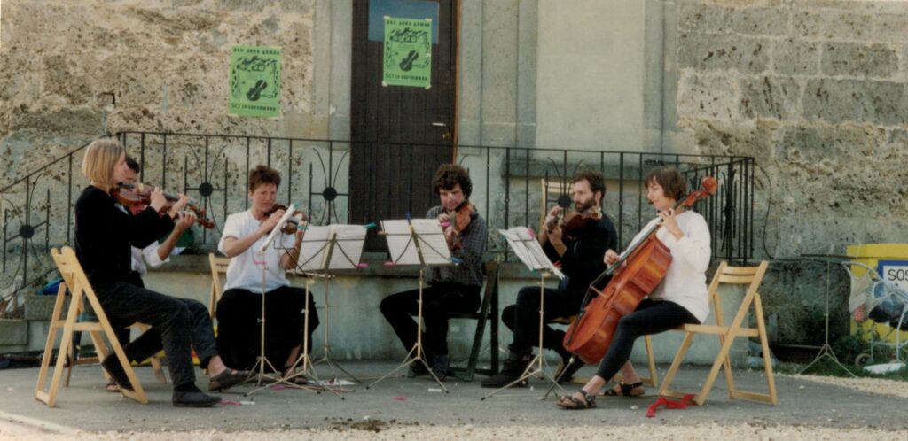 Musik vor dem ehemaligen Schulhaus von Gruorn